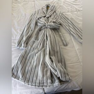 Danskin Gray Striped Robe NWT